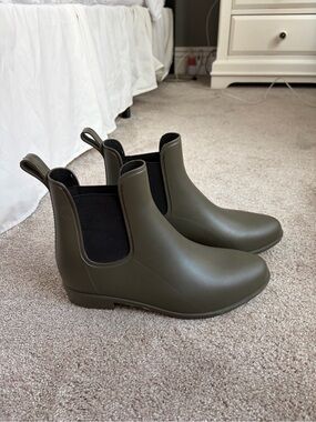 Women’s Olive Green Chelsea Rain Boots